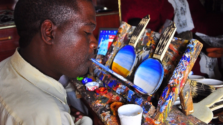 両手両足の自由を失ったアフリカの画家の個展を日本で開きたい!