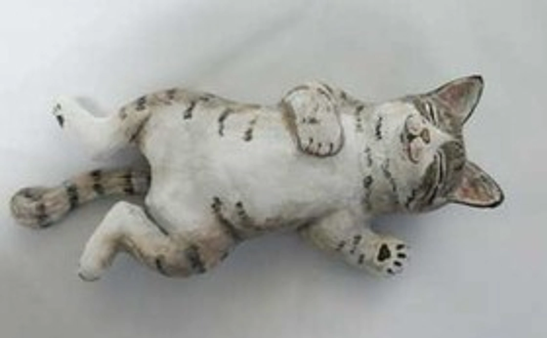 張り子人形師 平山さんの作品 「寝そべり猫」