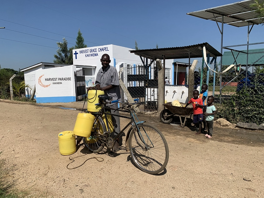 自転車で水を運ぶ日常