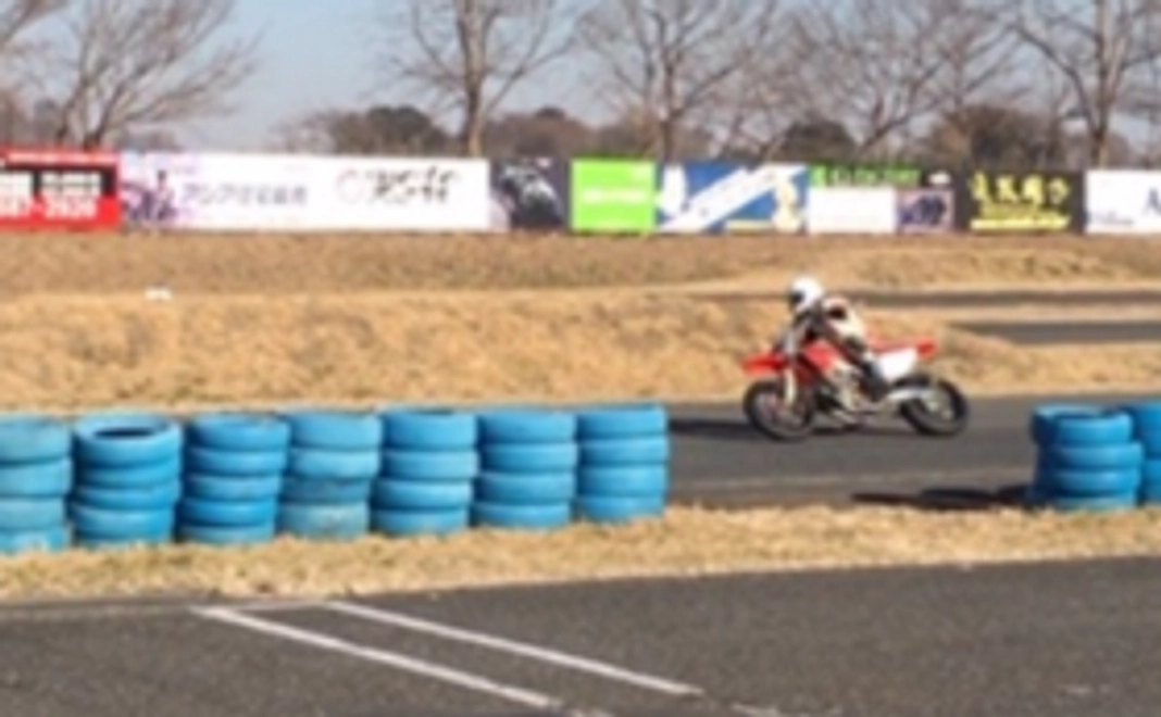 一緒に戦ってください！レースに持っていく横断幕にメッセージを掲載します！