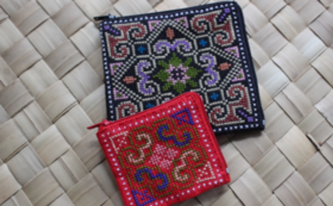 【モン族伝統の刺しゅうギフト】財布とジュエリーケースのセット