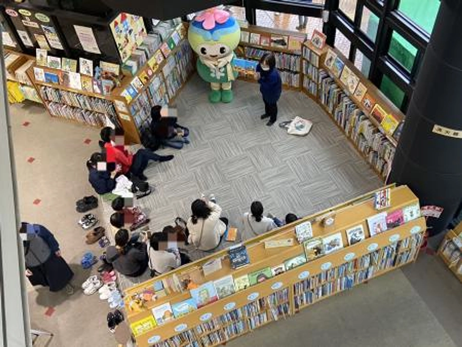 図書館イベント報告 ★ とっぴーと一緒に絵本を読もう！
