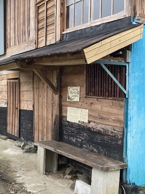 陶板をカフェ入り口に掲示しました。