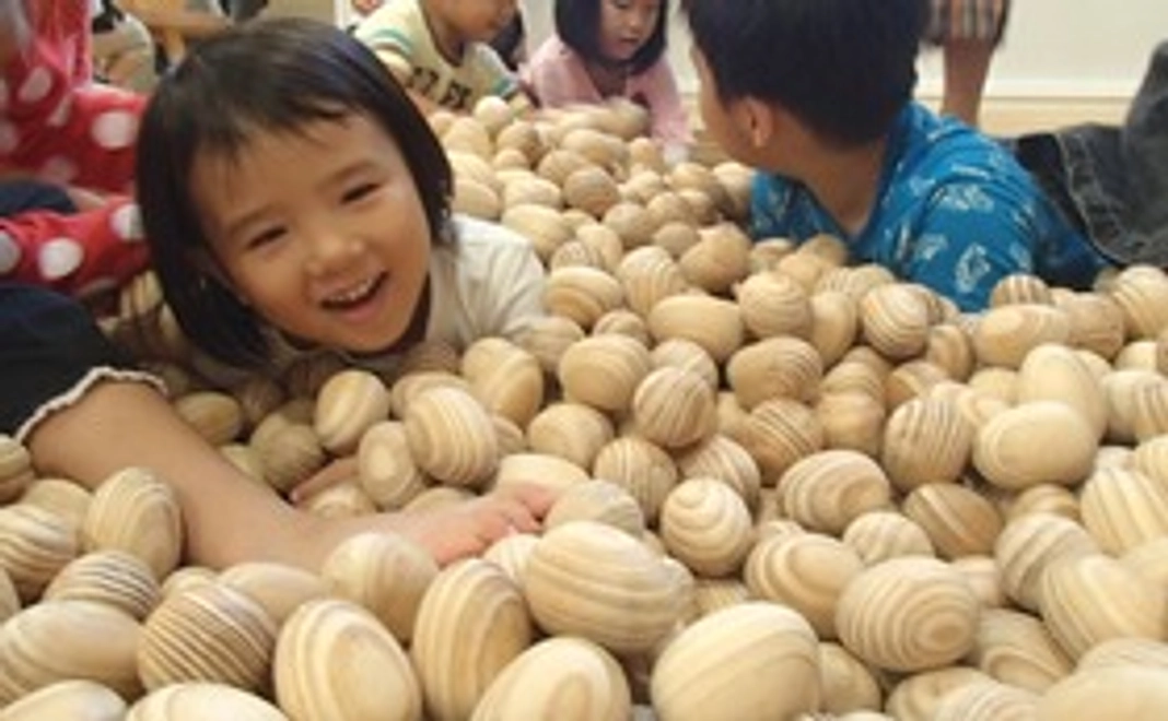 福岡おもちゃ美術館に設置される「木のタマゴ」にお名前を刻印