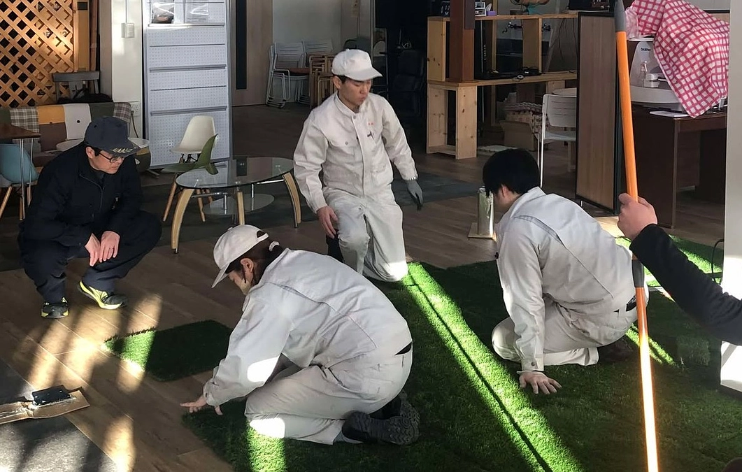 シンボルツリー下に芝生が敷かれました！！