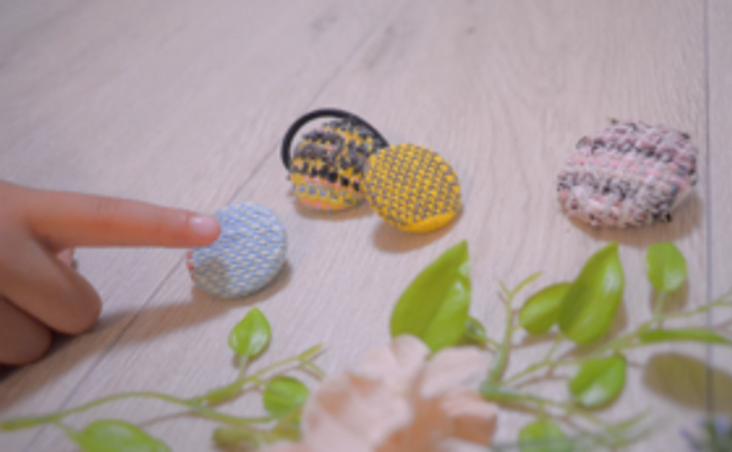 社会福祉法人オンリーワン授産製品　さをり織りのくるみボタンブローチ