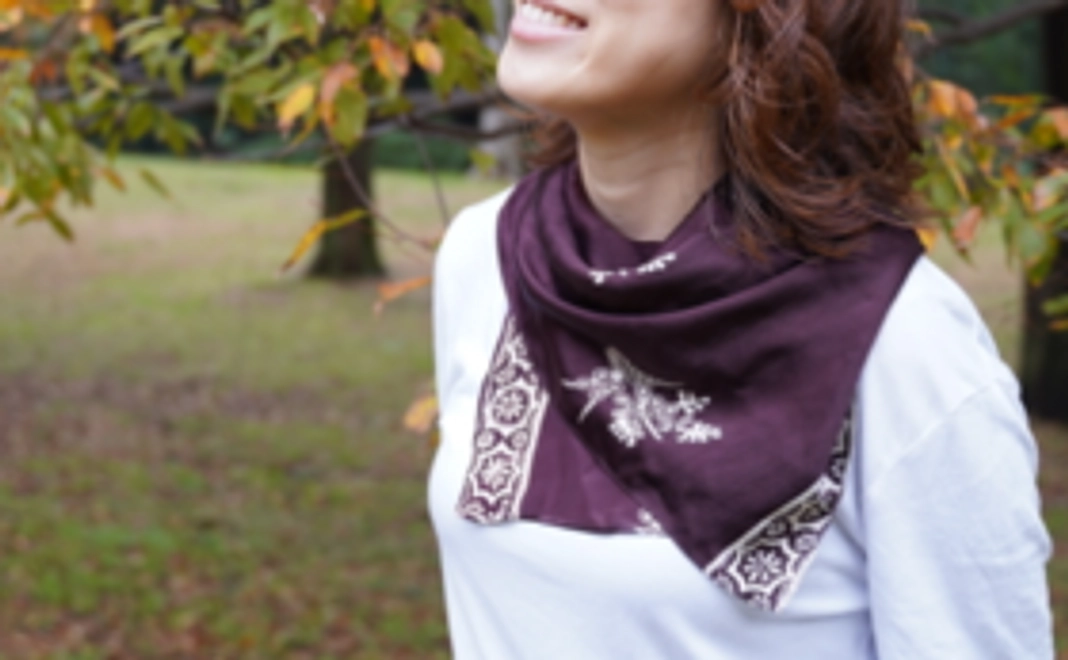 中国江蘇省【しあわせのシルクスカーフプラン】実際にお母さんが縫製したシルクスカーフをお届けします！