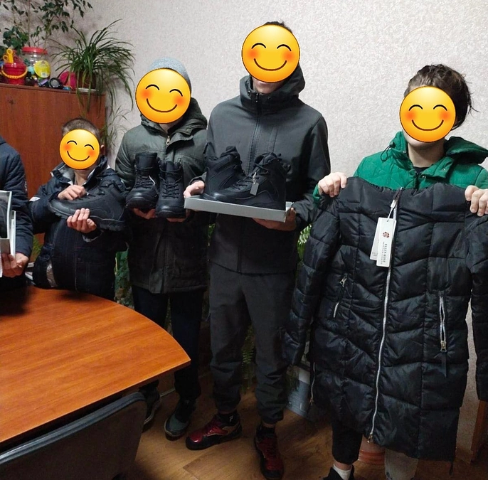 スームィ州の孤児院の子ども達に冬靴が届きました