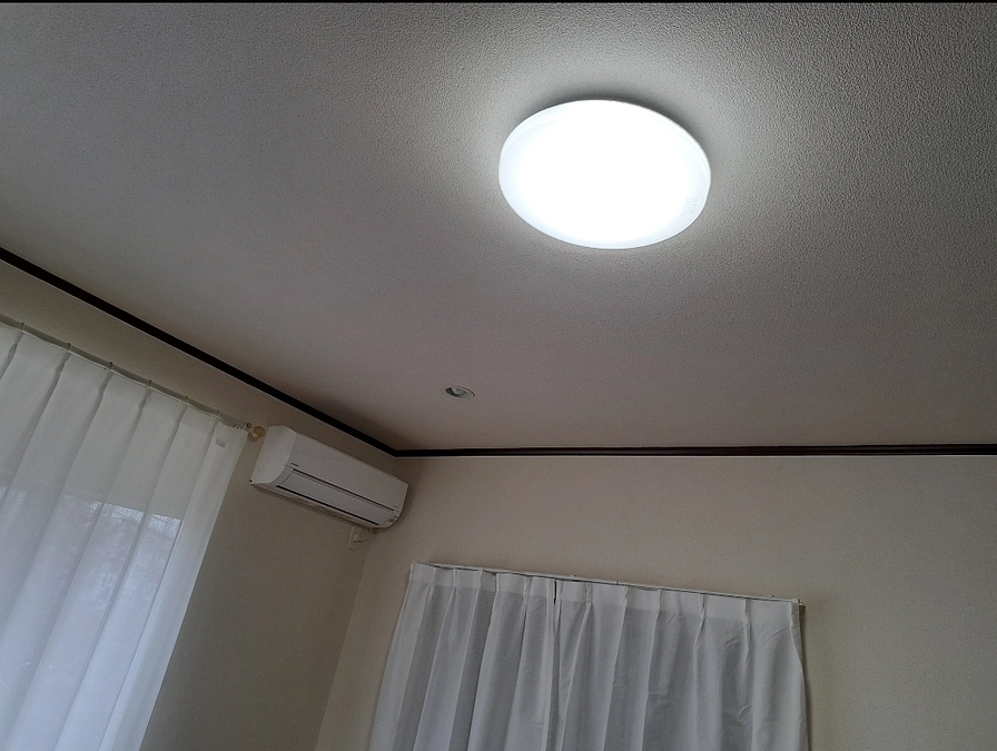 事業所にエアコンと照明を設置しました。