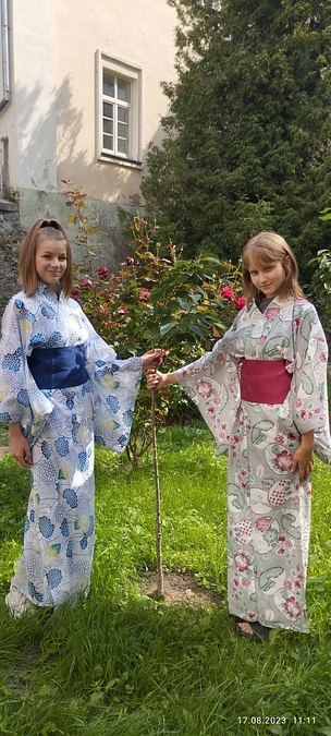 ウクライナの子供たちに、下駄、草履、そして扇子など浴衣用の小物を届けたい