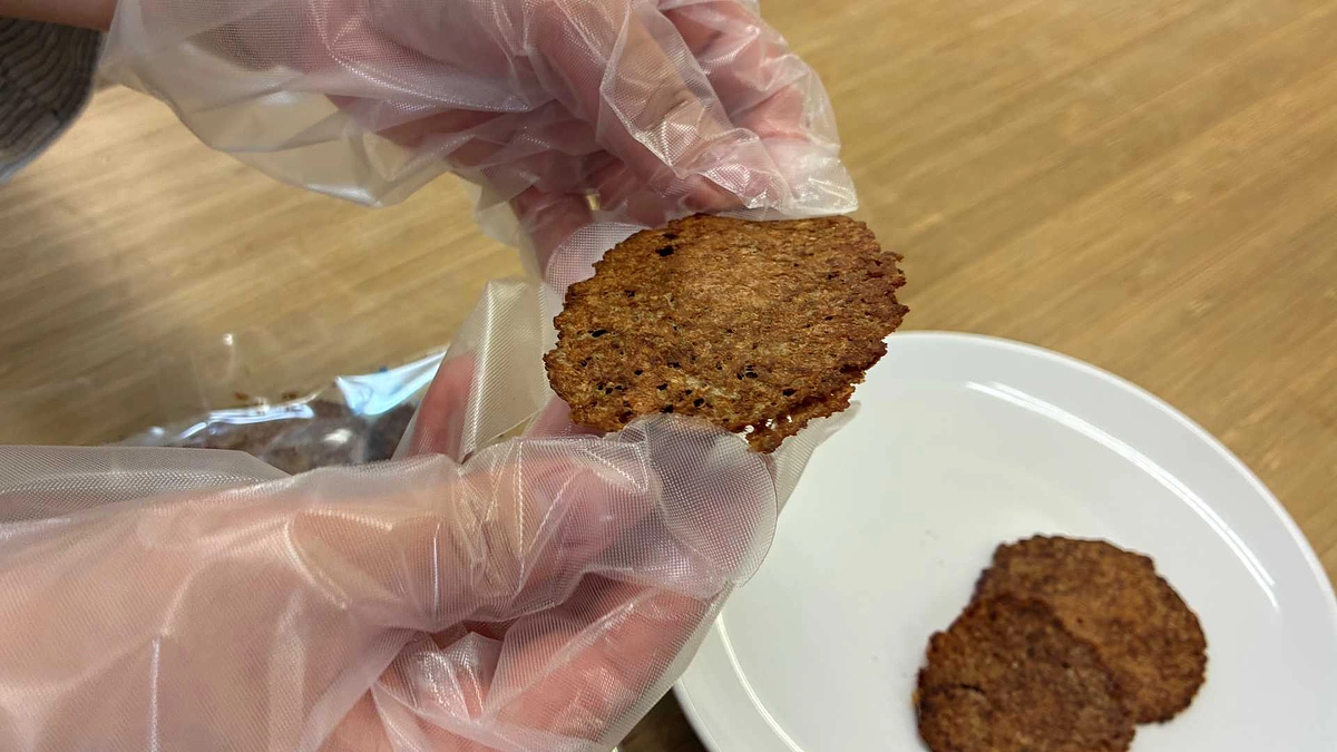 活動報告⑤｜【開発の裏側】仔牛肉手焼きせんべい、試作レポート！感動の香りと食感をお届け✨