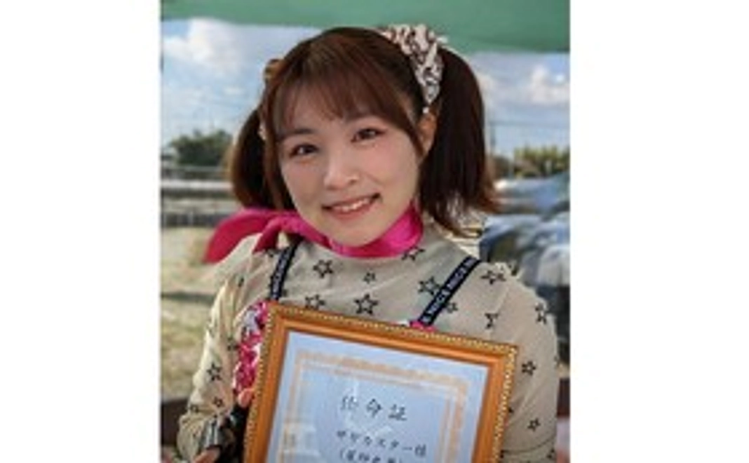 「新川千本桜PR大使」 サヤカスターのミニアルバムとサイン入り色紙