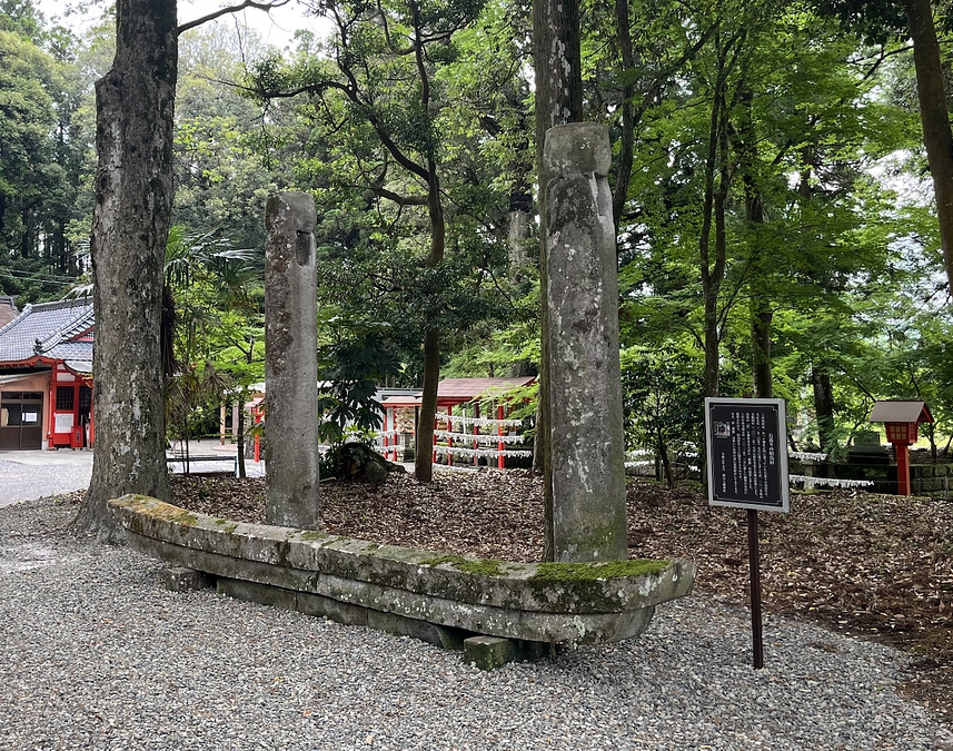 八幡神社NEWS 台風で崩落した旧鳥居は境内で大切に保存されています（案内板も設置されました！）