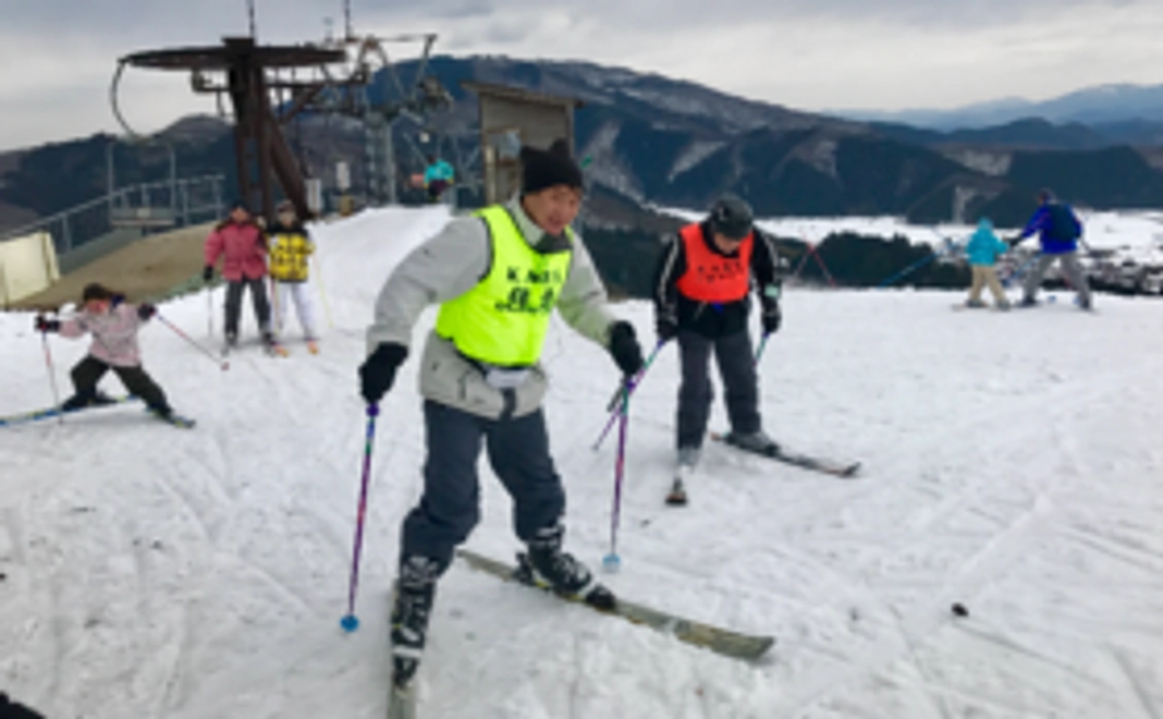 ブラインドスキーに挑戦する様子を見守ってサポート