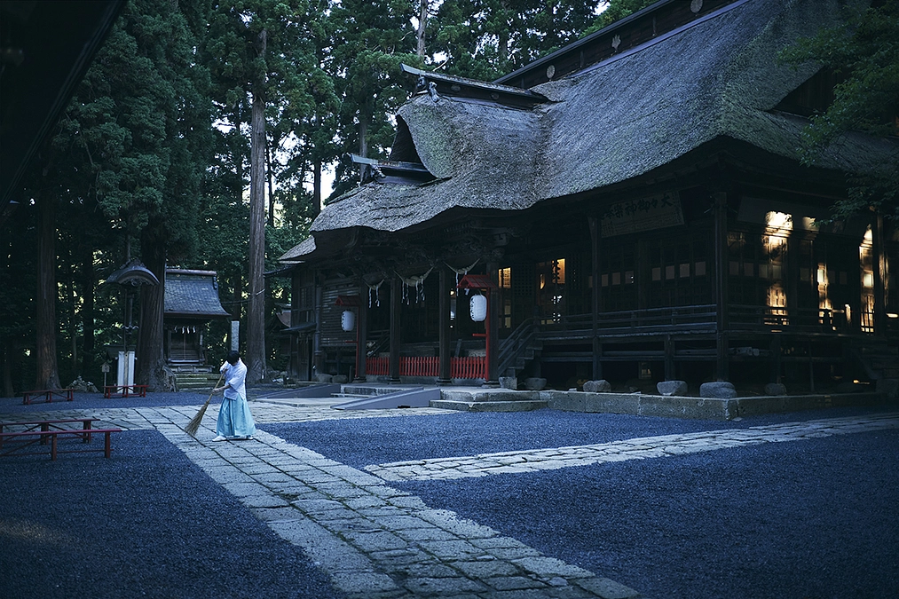 拝殿の茅葺屋根修繕に向けたご支援を公開しました。