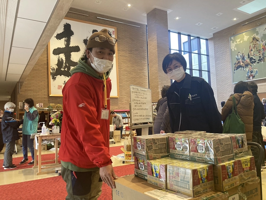 避難所にみかんと野菜ジュース、マスクなどを届けました