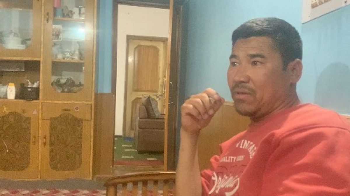 ラダックの教育者と植樹を語り合う