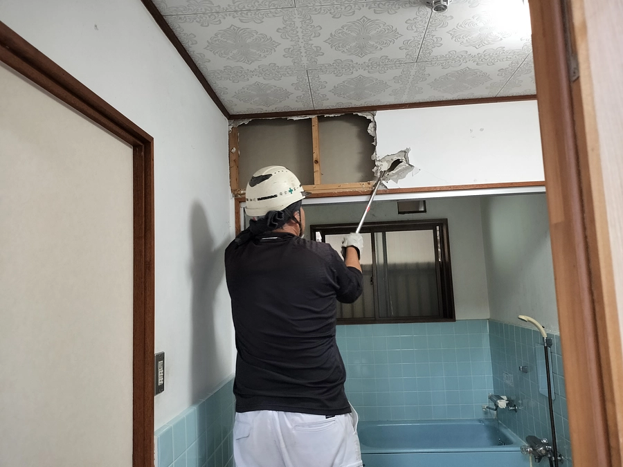 ついに今朝からリフォーム開始しました！The renovation finally started!