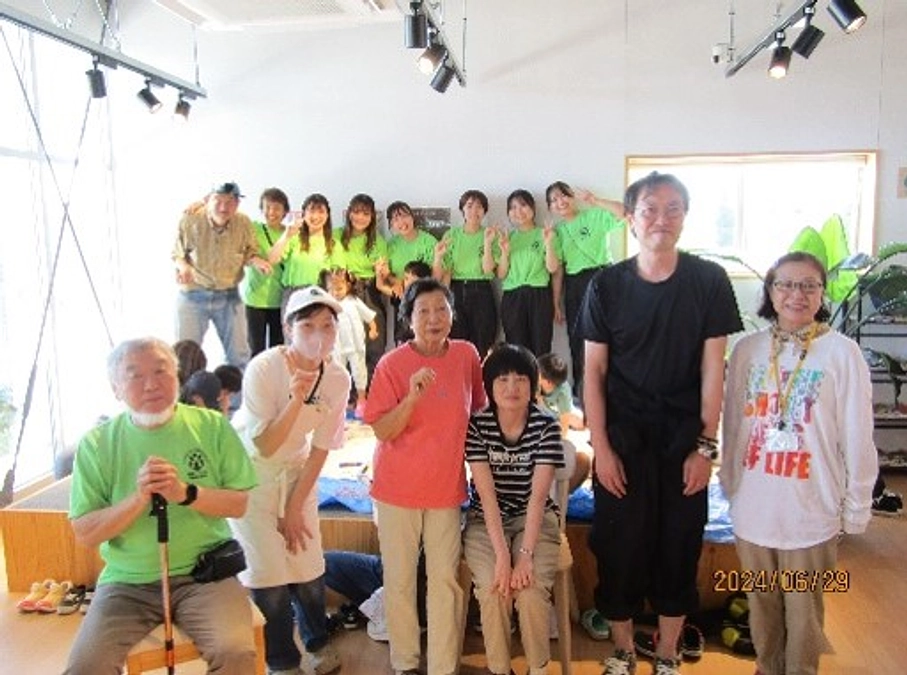 い・ろ・ん・な・み・ん・な・とアートで繋がる輪（わ）