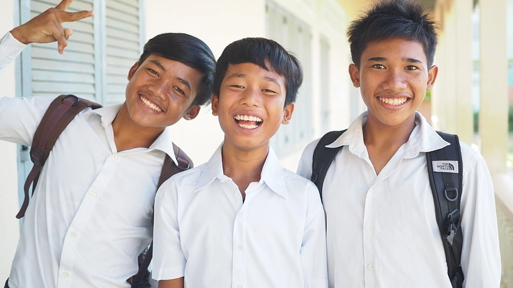 カンボジアで中退した中高生の復学を。日本人学生が応援!