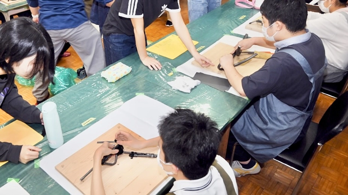 「触れる」との関わり：『手の世界制作』