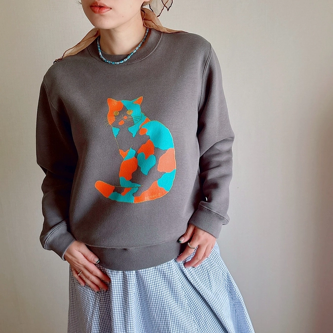 最新作をどこよりも先に販売！三毛猫プリントのクルーネックスウェット