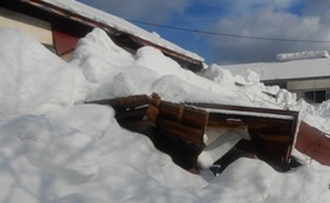 例年以上の豪雪で植林活動用の道具小屋が倒壊しましたご支援ください