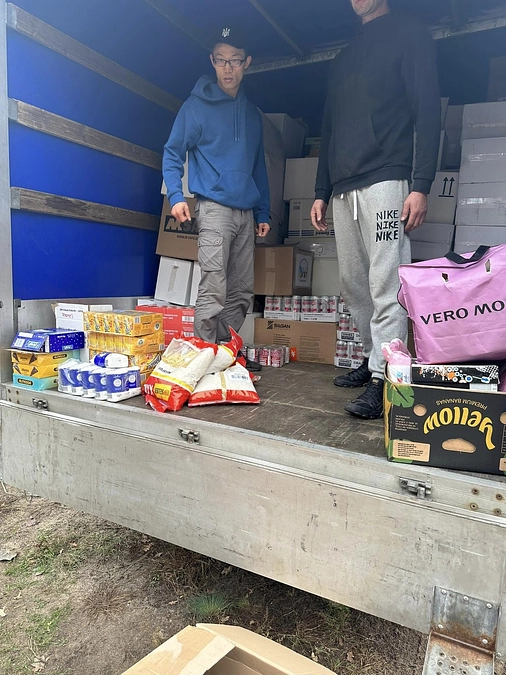 3.5トントラックへの搬入作業