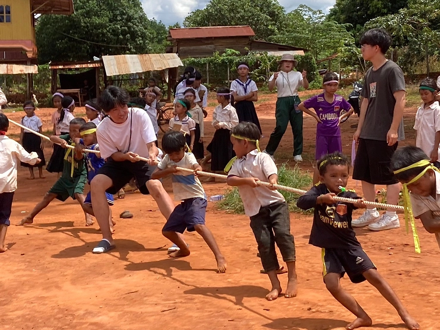 トム・オー小学校にて交流企画を実施