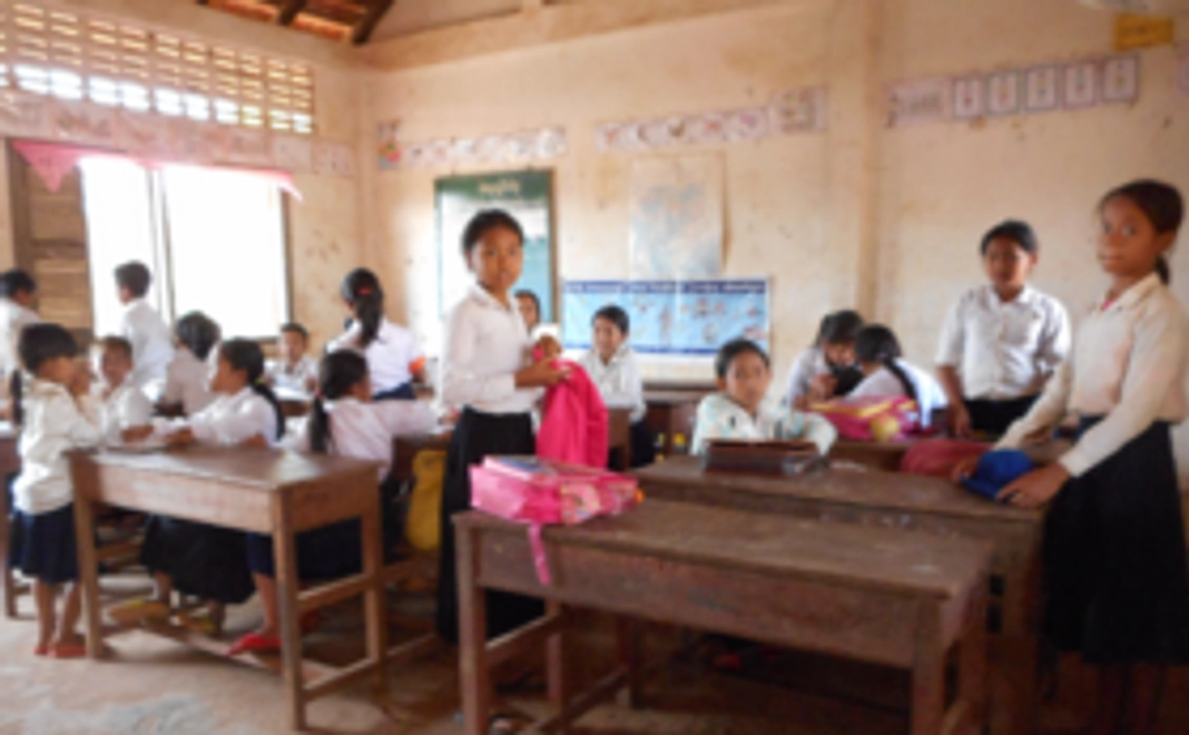 子どもたちの笑顔の写真＆図書館に名前が入る権利【小】