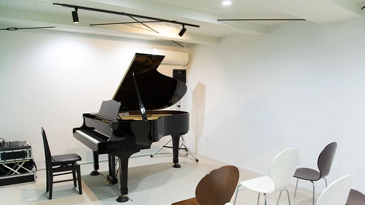 「休眠ピアノ」を子どもたちに　皆で奏でる再生・寄贈の物語