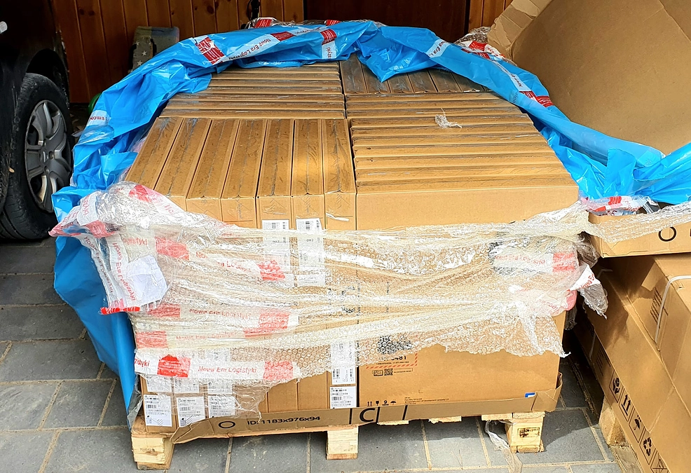 キーウに搬入するためのパソコン70台到着