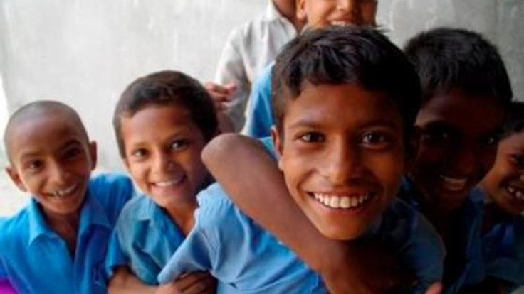 給食を楽しみにしているインドの子供たちに食料を提供したい！