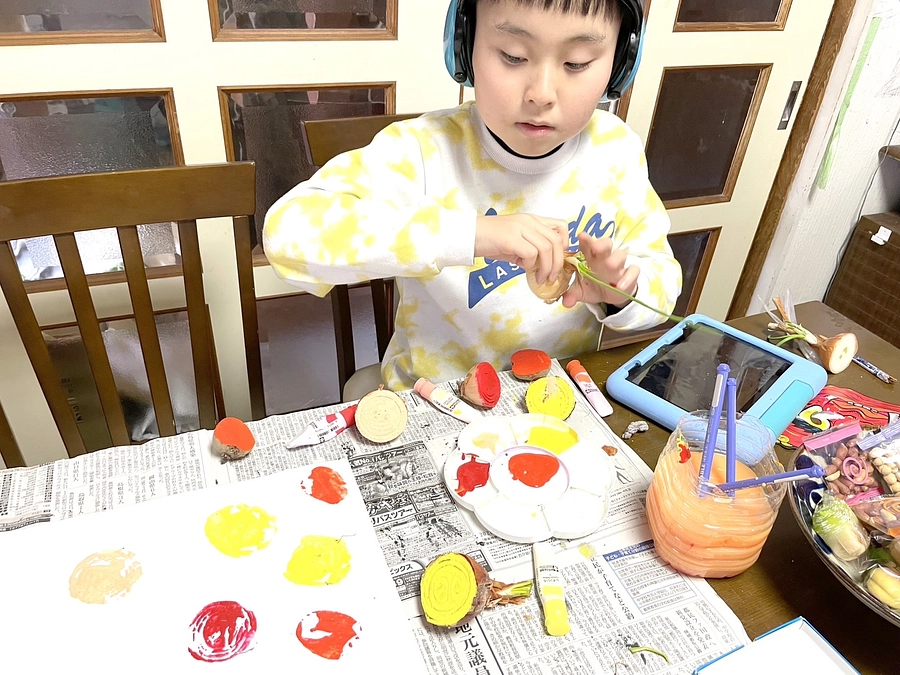 今日もアート作品に取り組んでいます。