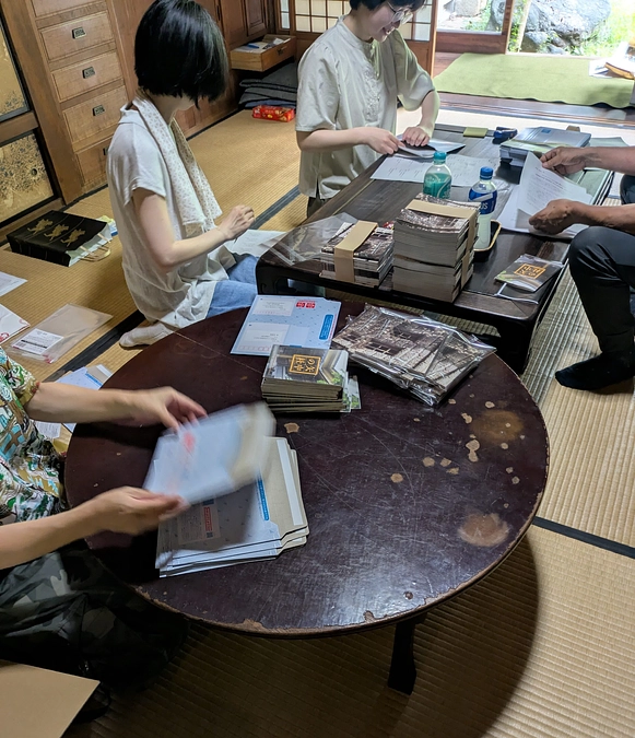 リターン品「矢中の杜写真集」と「みんなの登校日Ｔシャツ」をお届けします！