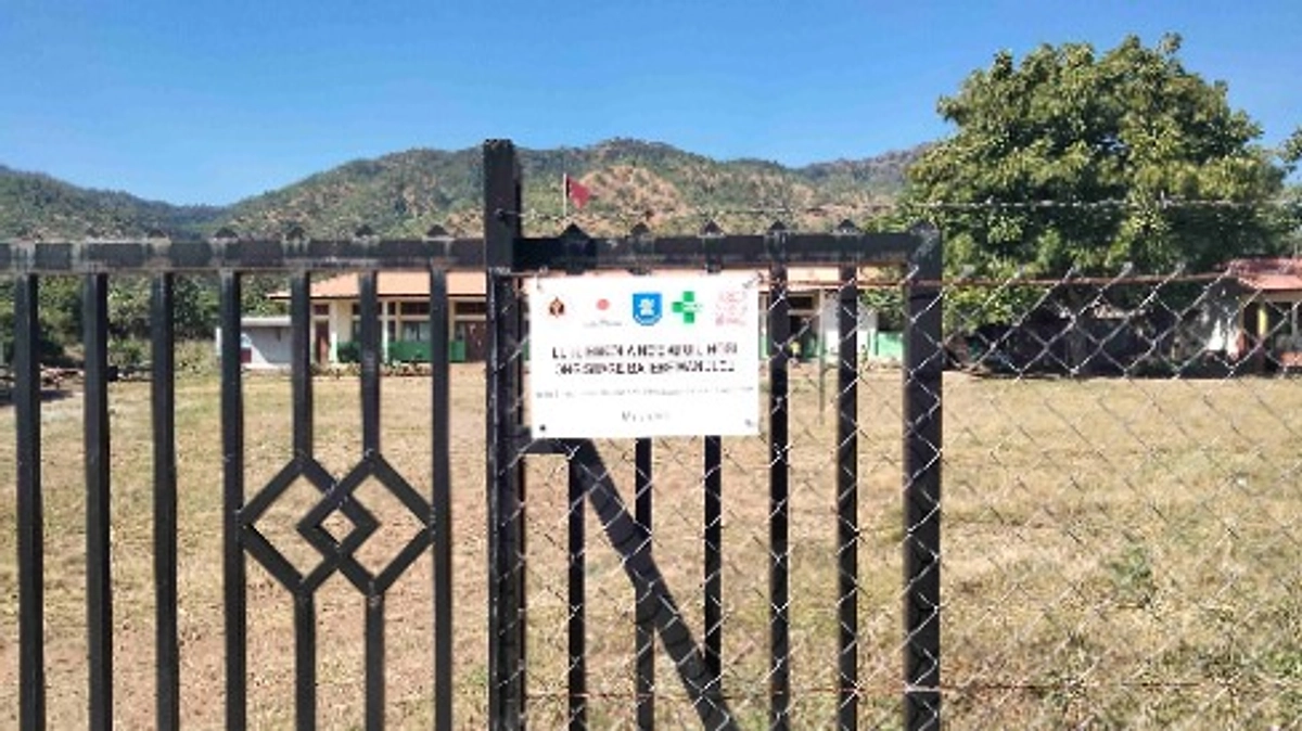 子どもたちの衛生環境を守る！小学校にフェンスを設置しました（2025年7月のご報告）