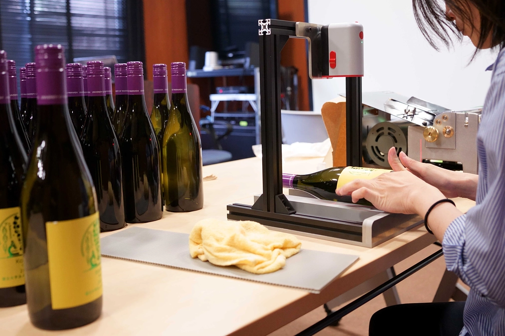 シン・山梨大学ワインのラベル張り