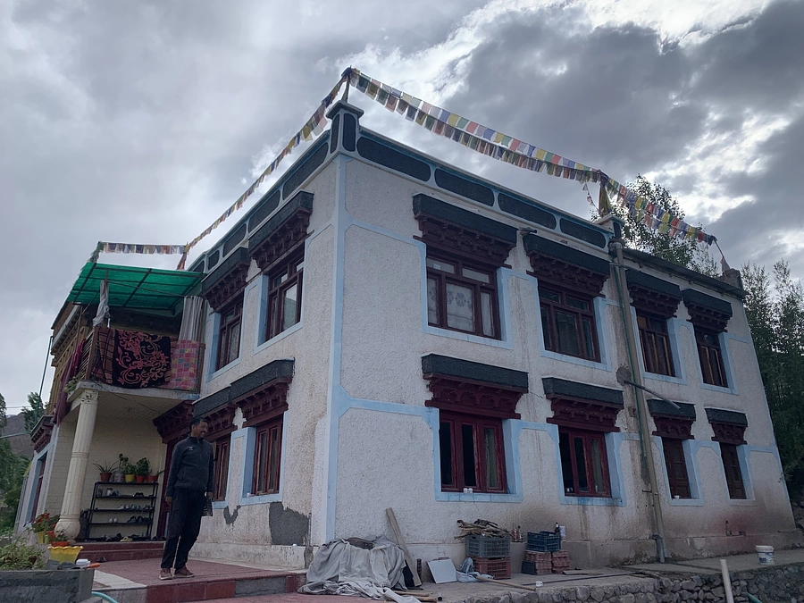 マトー村の名物村長と村の発展について語り合う