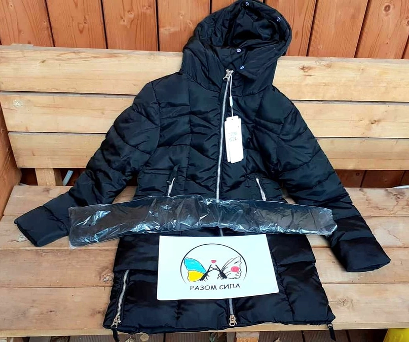 孤児の女の子にコートを購入