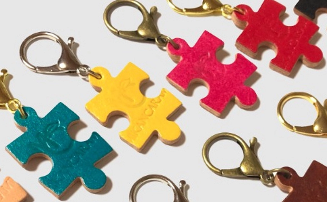 廃棄コスメSminkArtで彩色したパズルキーホルダー（色はULTRA MARINEかREDが選べます）