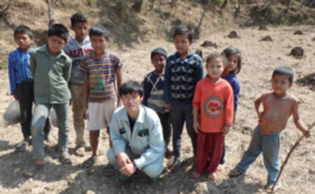 Ｂ． ネパール地震での大規模被害。伝統的な石積の家と人々の命を守るため、ご協力をお願いします。