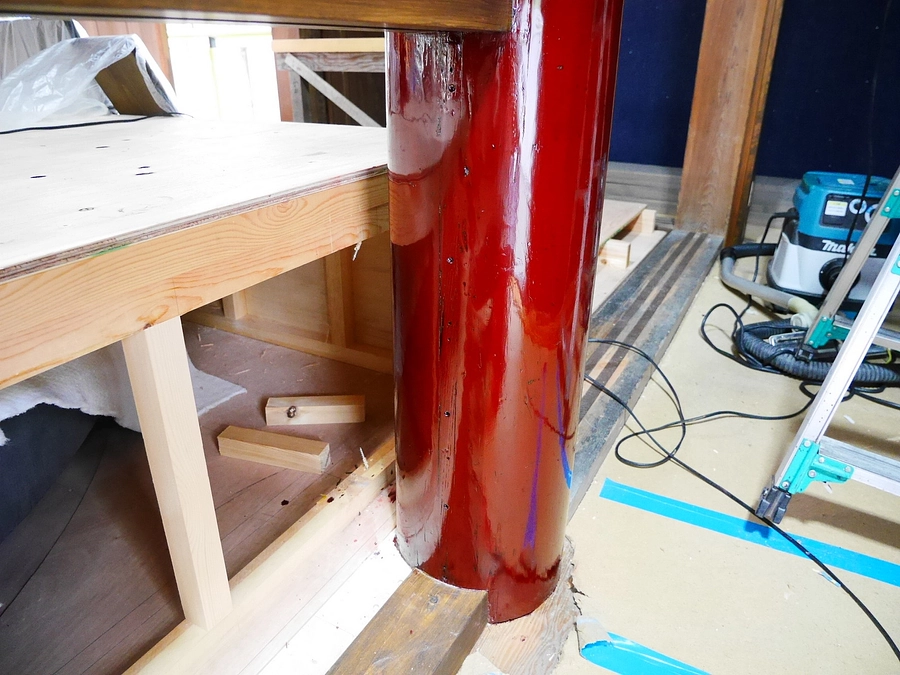 【仏堂の改修報告】二天柱の漆塗りが終わりました。