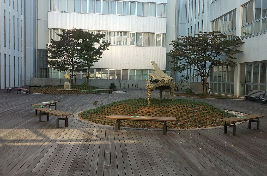 外来棟中庭の改修工事が始まりました