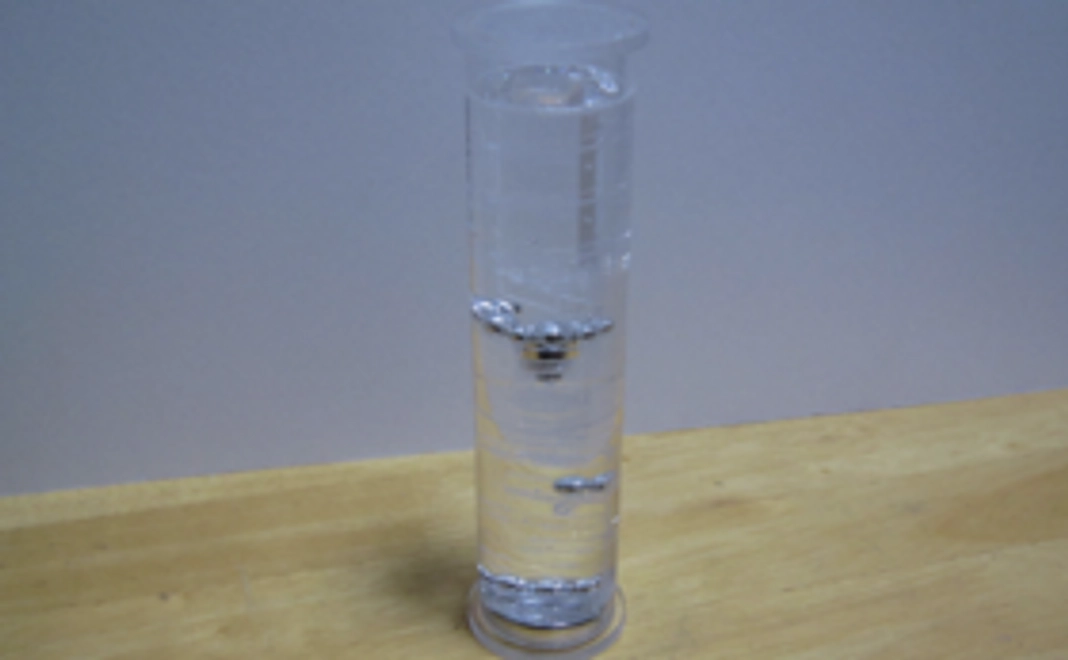 液体金属が滴る置物