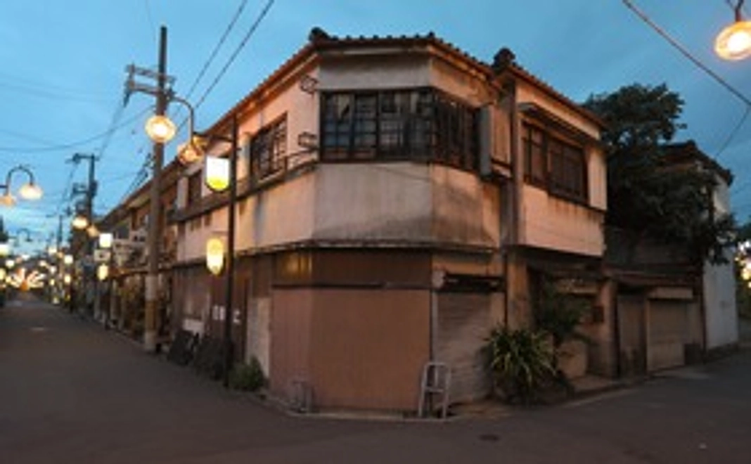 A：写真集『ある遊廓の記憶 飛田新地の廃虚が語る「在りし日」』