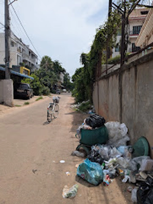 助けが必要な犬がいないか、違う地区を毎日自転車でパトロール中