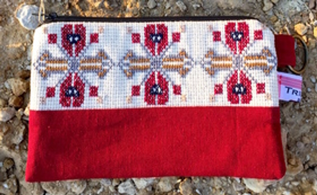‖参加者の女性達が心を込めて手作りしたアラブ風の刺繍入りメークアップポーチ（赤色）