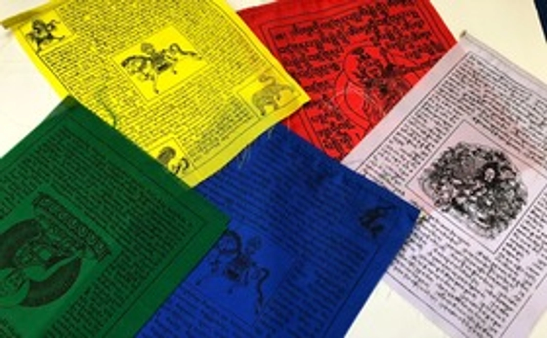 チベットの旗ルンタをお届けします。