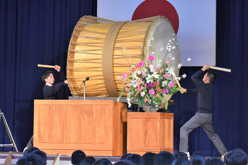 入学式で「開幕太鼓」を演奏しました！