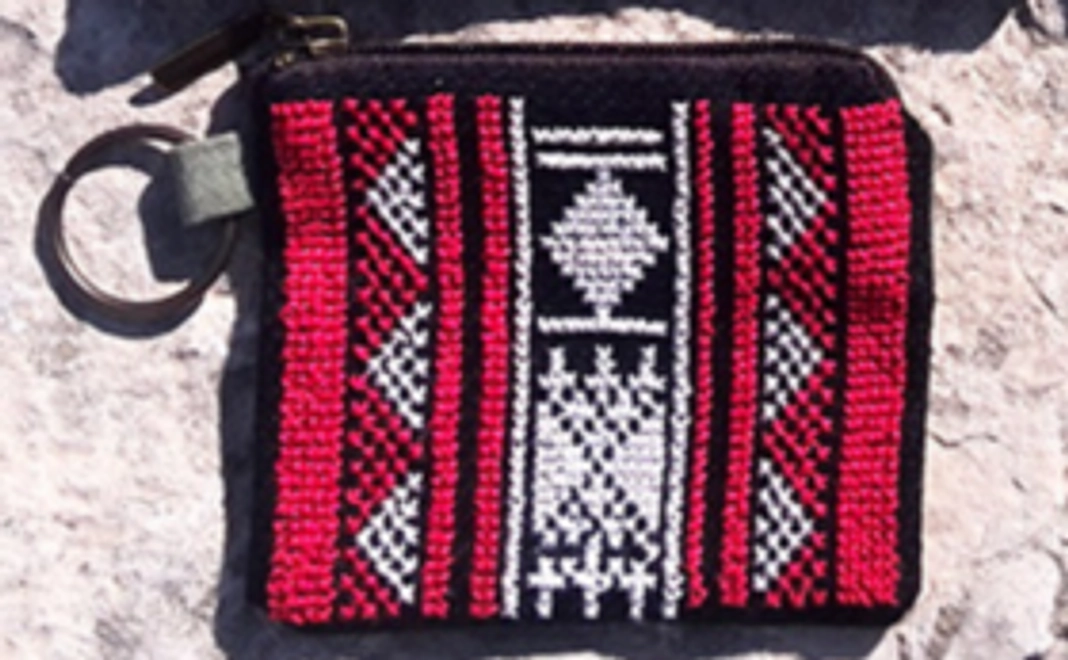 ‖参加者の女性達が心を込めて手作りしたベドイン風の刺繍入りコインケース
